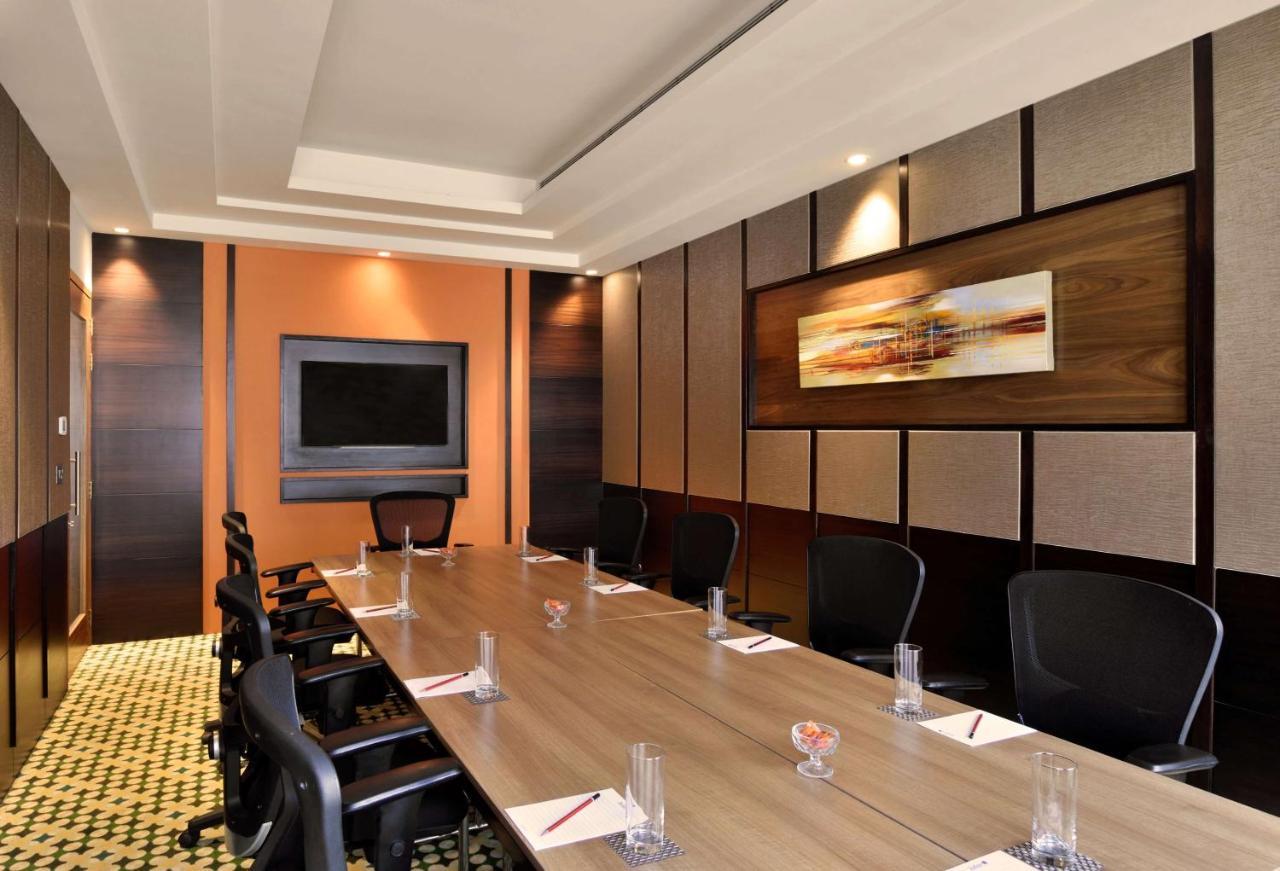 Radisson Blu Plaza Resort & Convention Centre Karjat Ngoại thất bức ảnh Meeting room