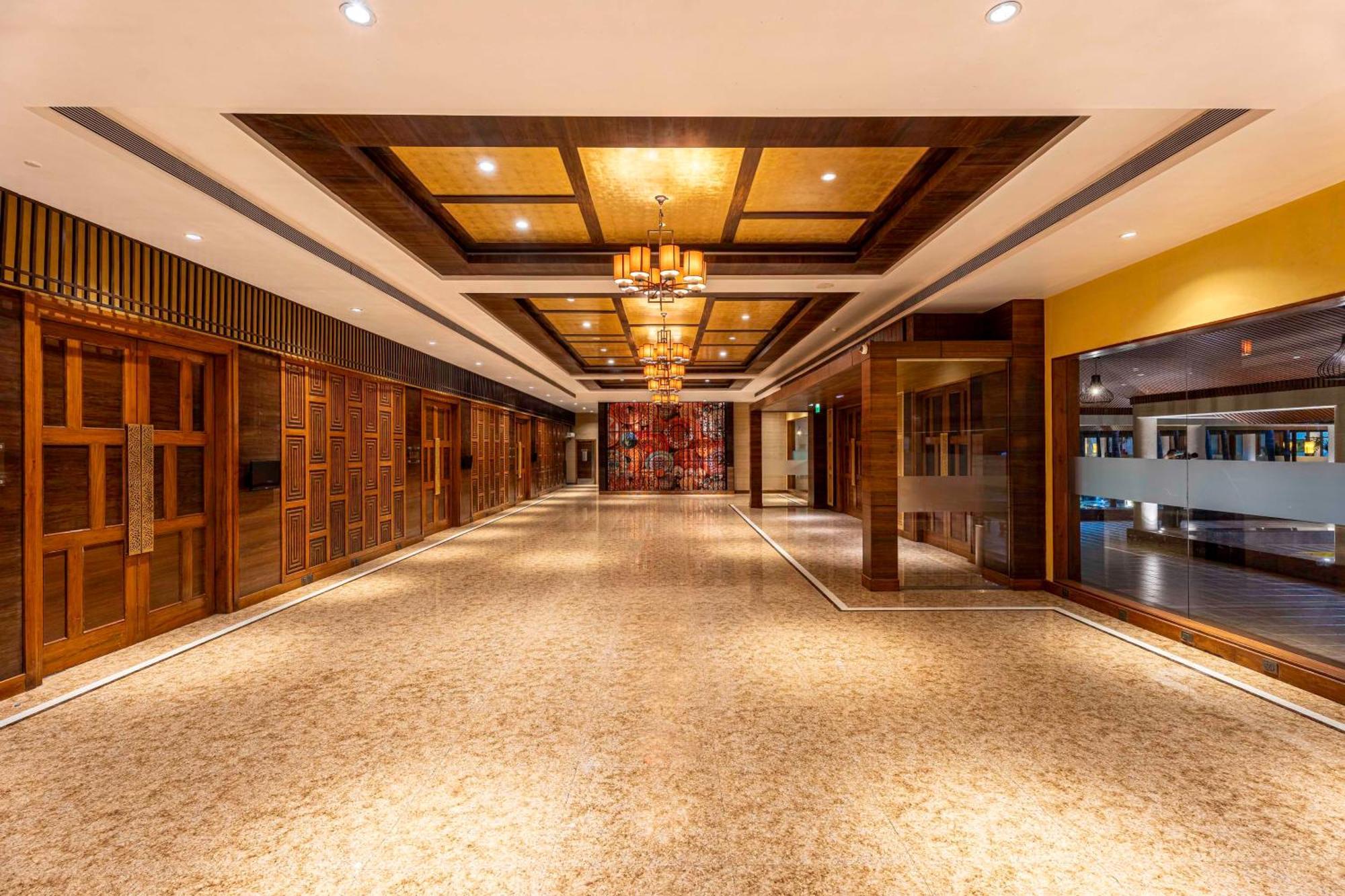 Radisson Blu Plaza Resort & Convention Centre Karjat Ngoại thất bức ảnh The interior of the hotel