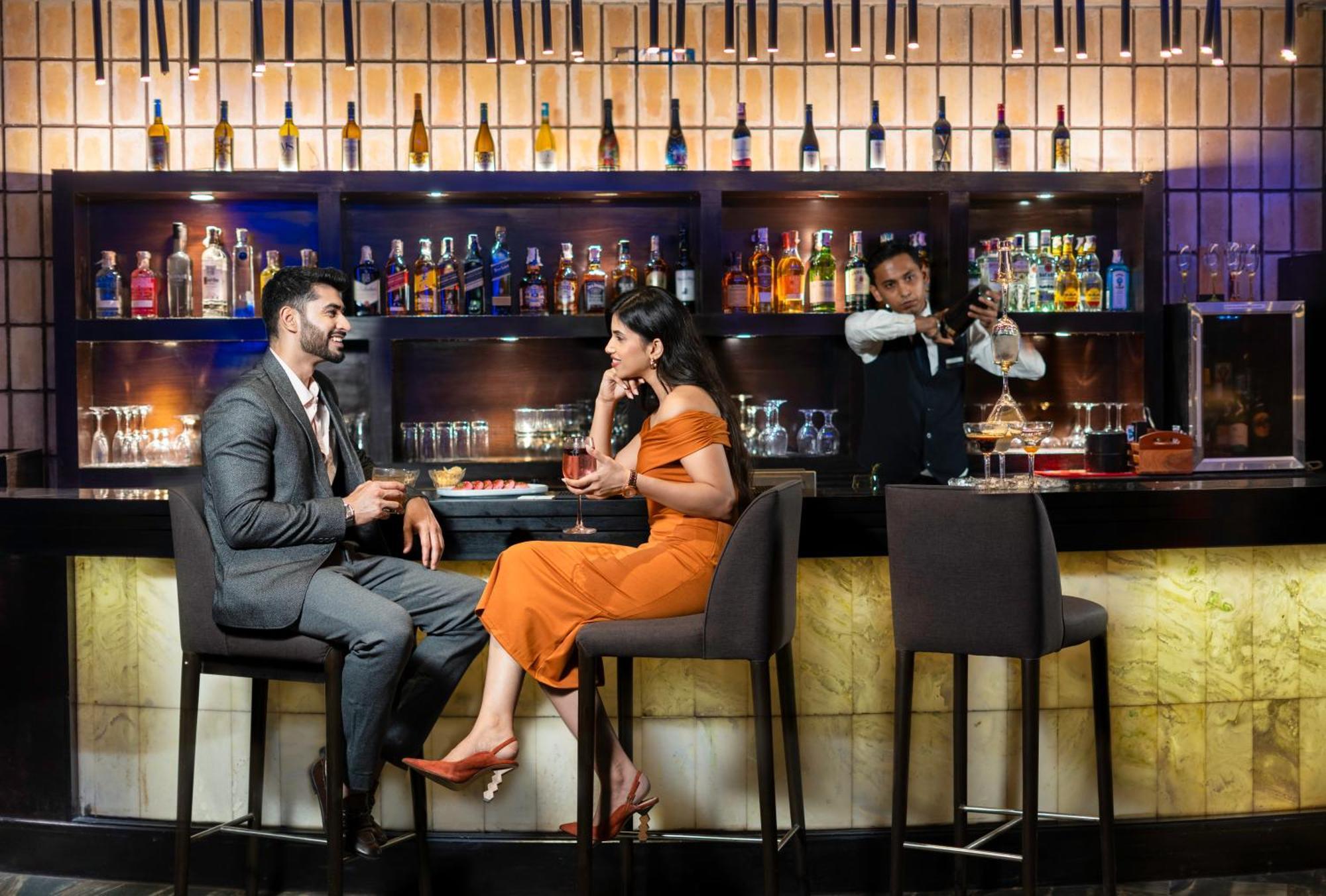 Radisson Blu Plaza Resort & Convention Centre Karjat Ngoại thất bức ảnh The Bar