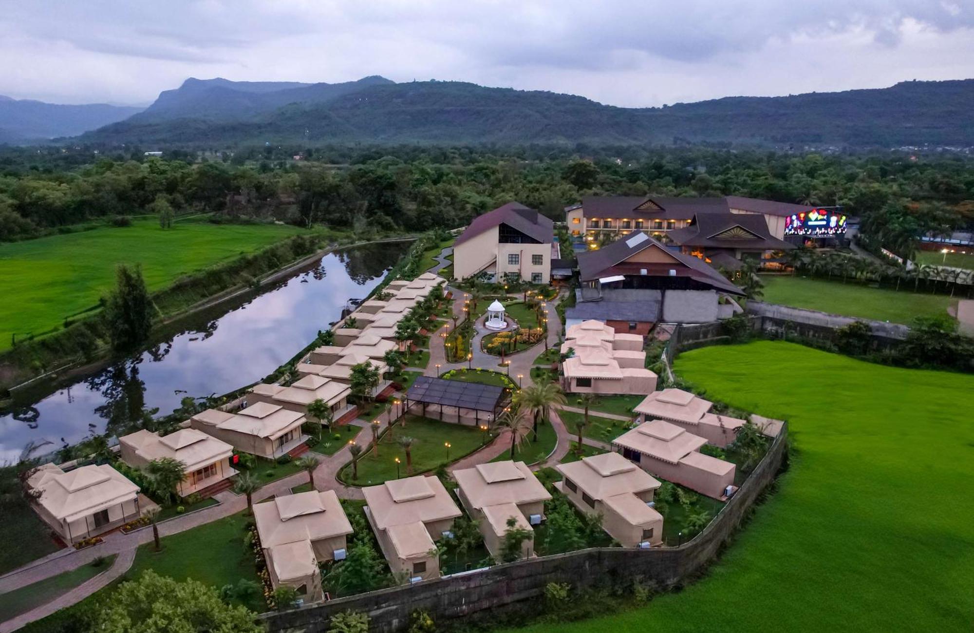 Radisson Blu Plaza Resort & Convention Centre Karjat Ngoại thất bức ảnh The Village at the Village