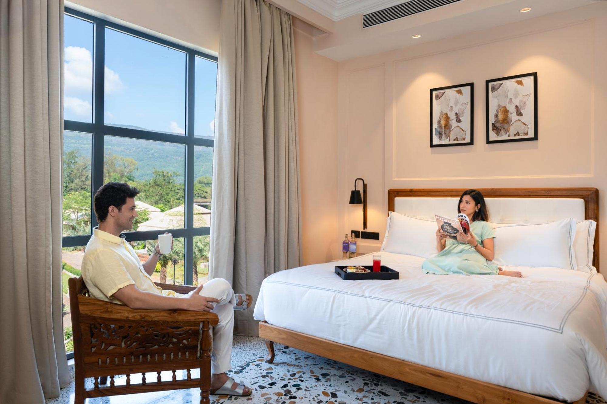 Radisson Blu Plaza Resort & Convention Centre Karjat Ngoại thất bức ảnh A room at the hotel